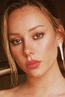 Эстер Экспозито